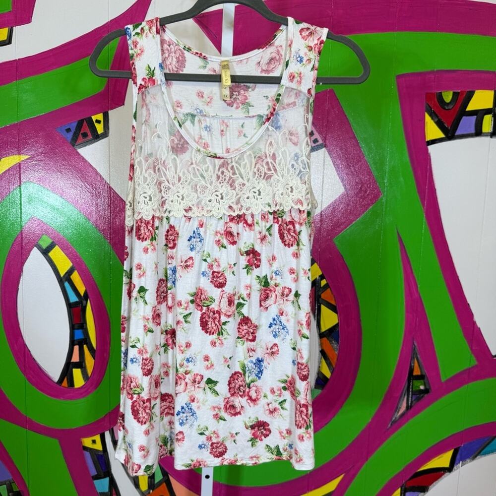 Jesse & J, Floral Lace Detail Tank Top. Size 1X. In excellent condition!